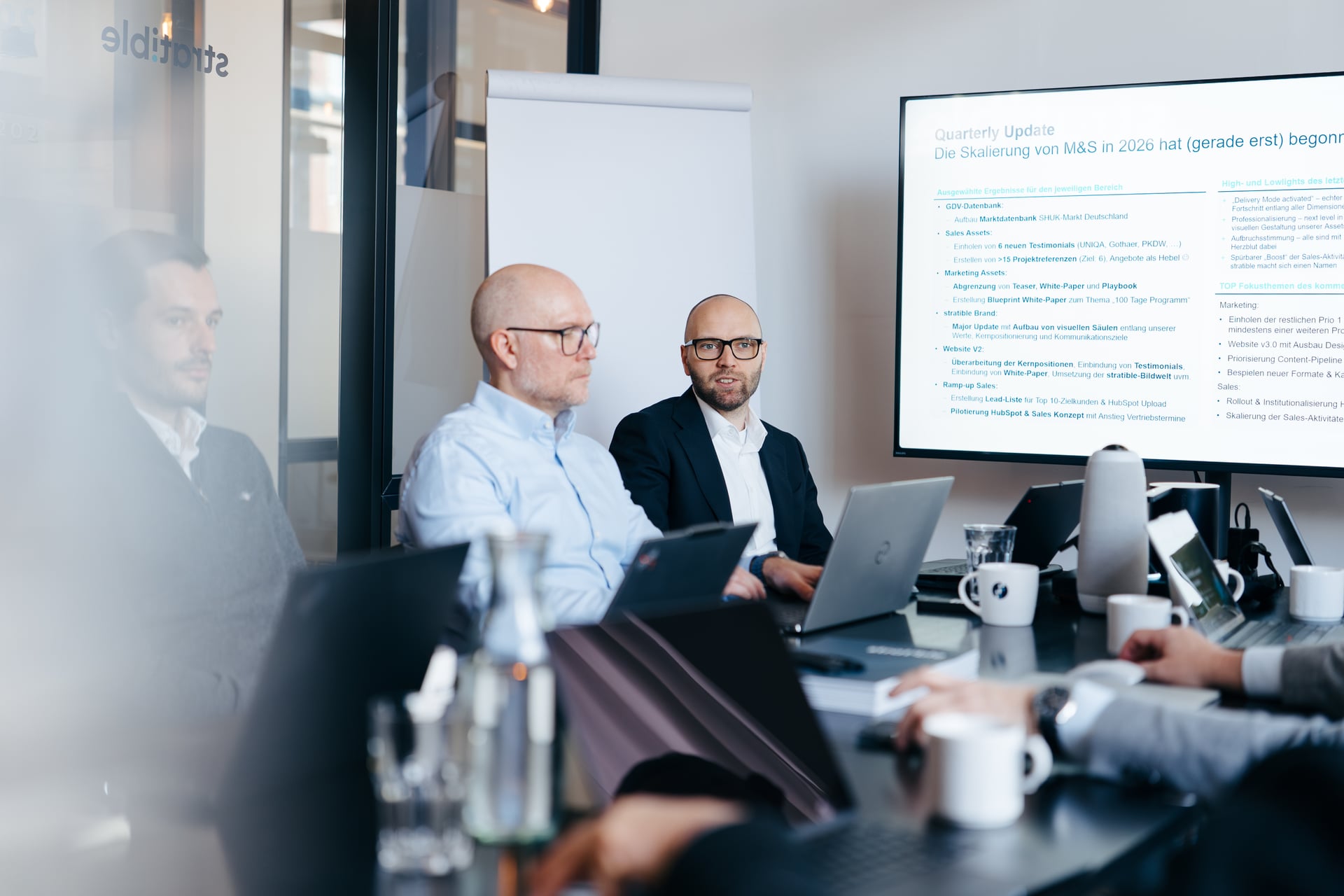 stratible Kollege präsentiert beim Quarterly Update im Meetingraum