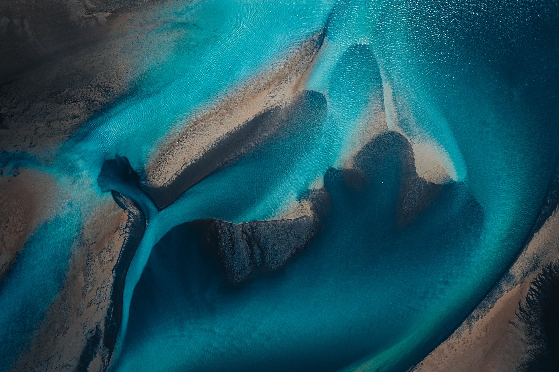 Türkisfarbene Gletscherlandschaft aus der Vogelperspektive